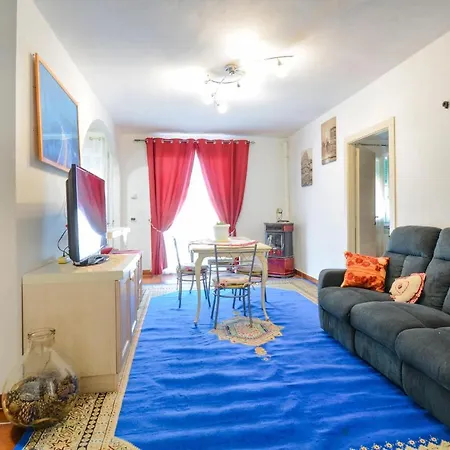 Апартаменты Cozy In With Kitchen